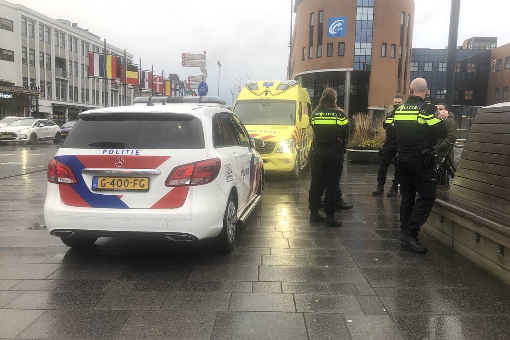 Fietser onderuit na botsing met auto
