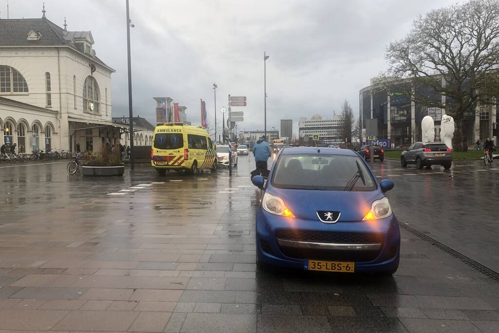 Fietser onderuit na botsing met auto