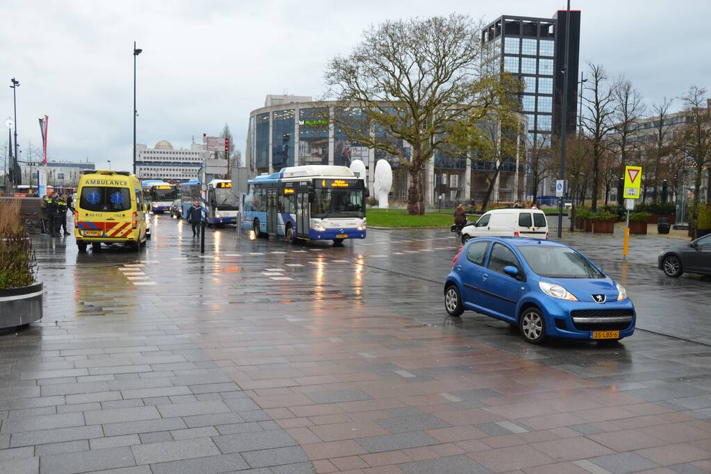 Fietser onderuit na botsing met auto
