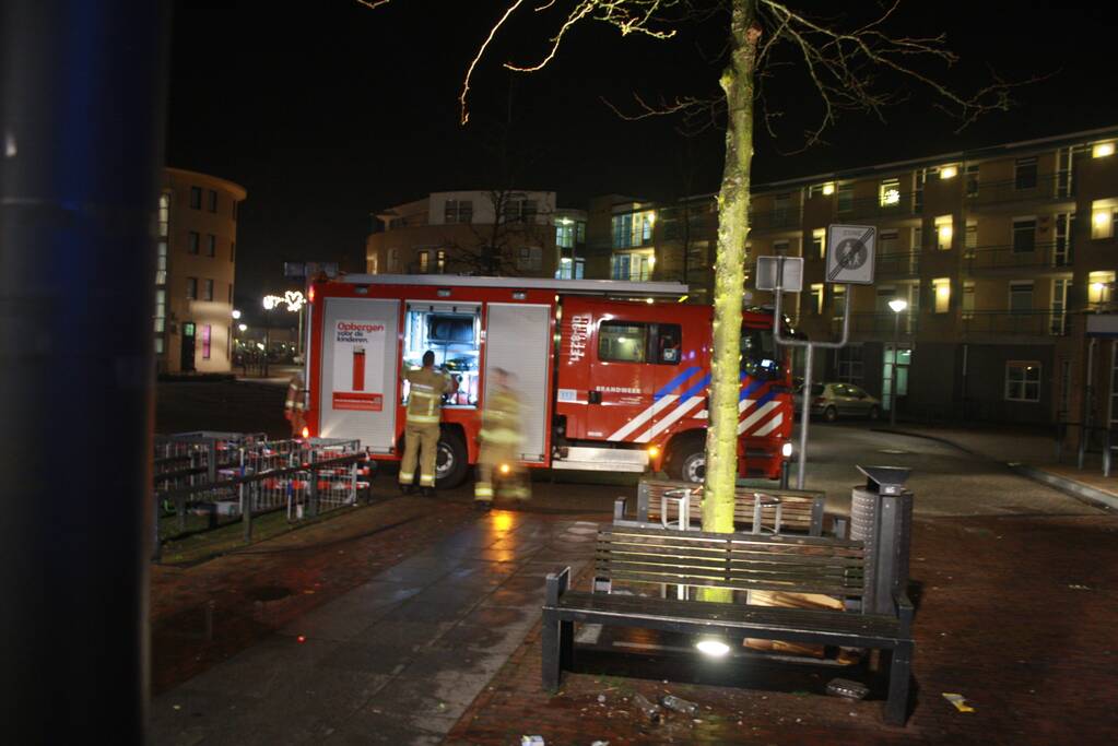 Brandweer blust twee brandende prullenbakken
