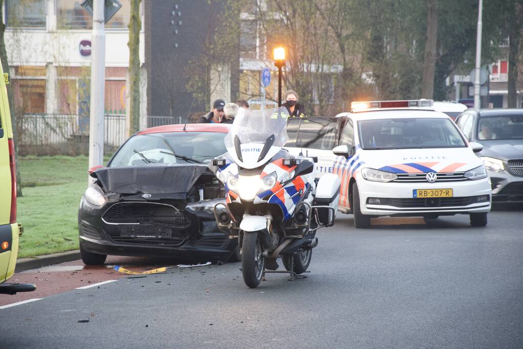 Drie auto's betrokken bij kop-staart botsing