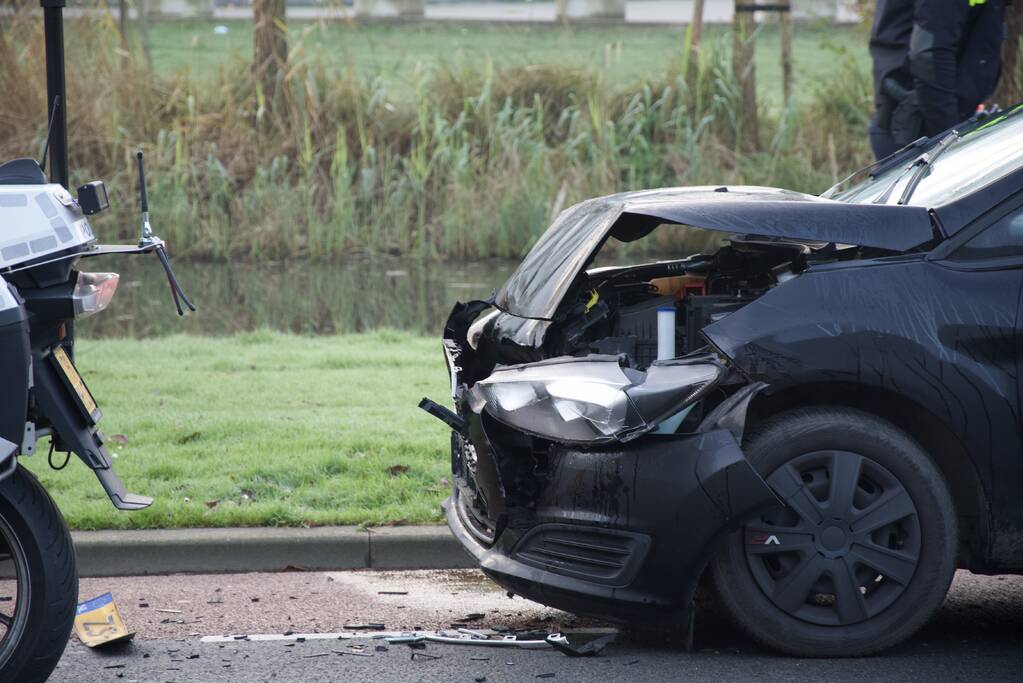 Drie auto's betrokken bij kop-staart botsing