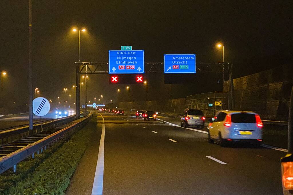 Vrachtwagenchauffeur rijdt door afzetting heen