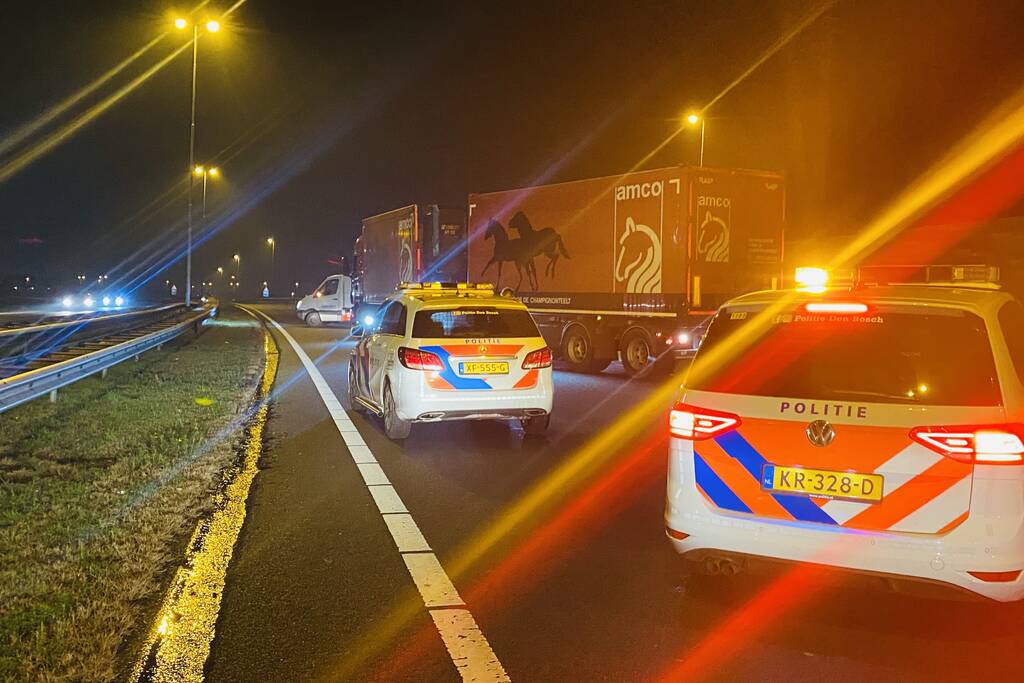 Vrachtwagenchauffeur rijdt door afzetting heen