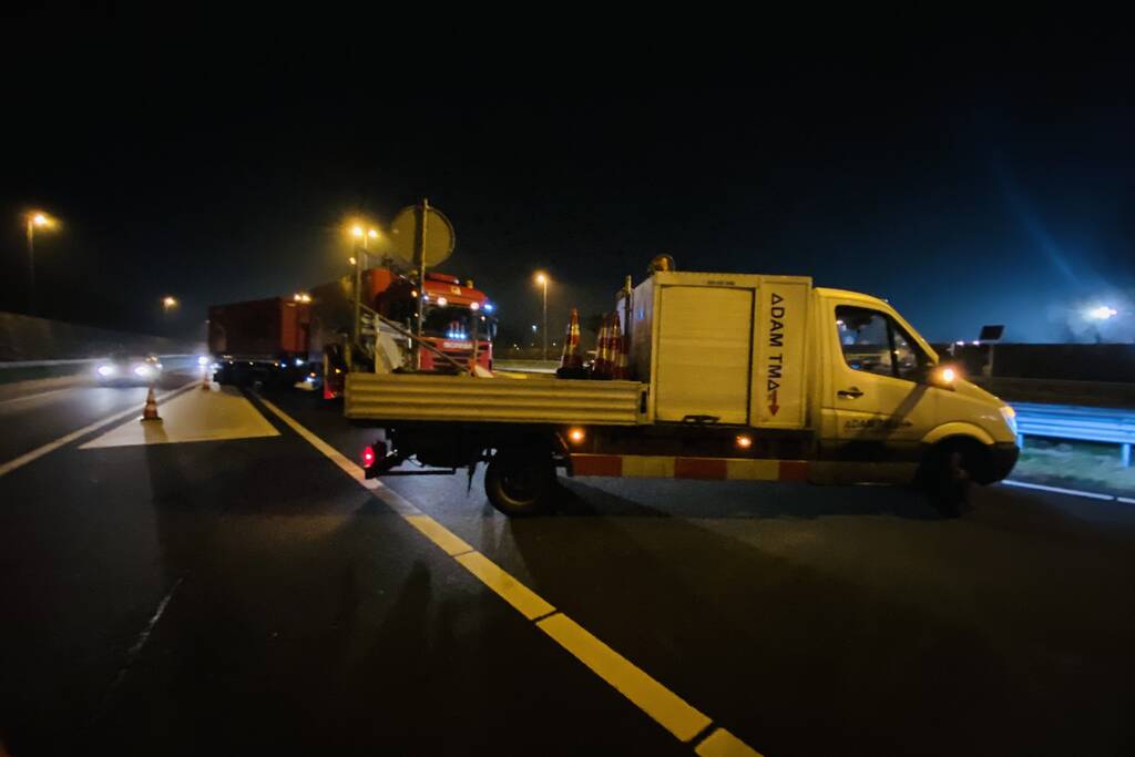 Vrachtwagenchauffeur rijdt door afzetting heen