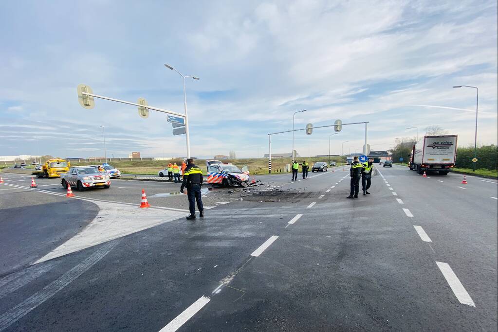 Politieauto botst op vrachtwagen