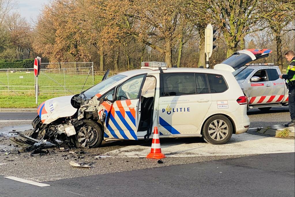 Politieauto botst op vrachtwagen