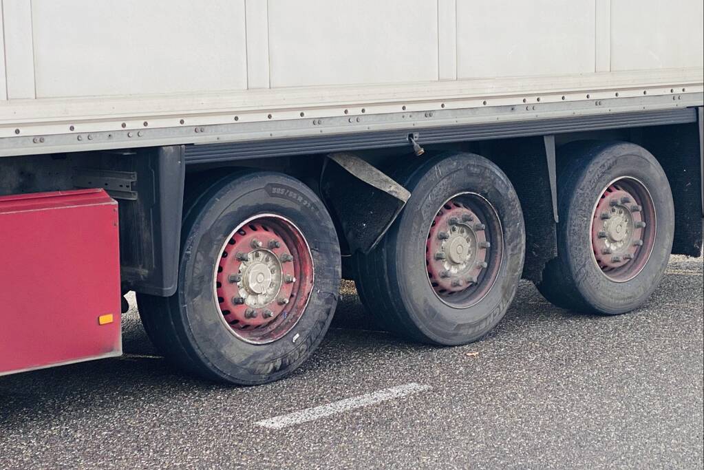 Politieauto botst op vrachtwagen