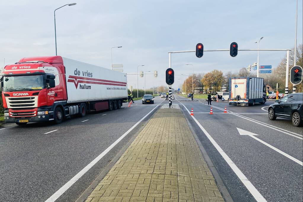 Politieauto botst op vrachtwagen