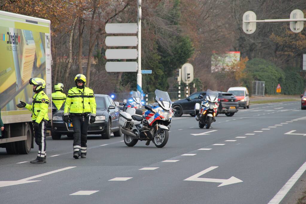 Kop-staart botsing tussen vier voertuigen en vrachtwagen