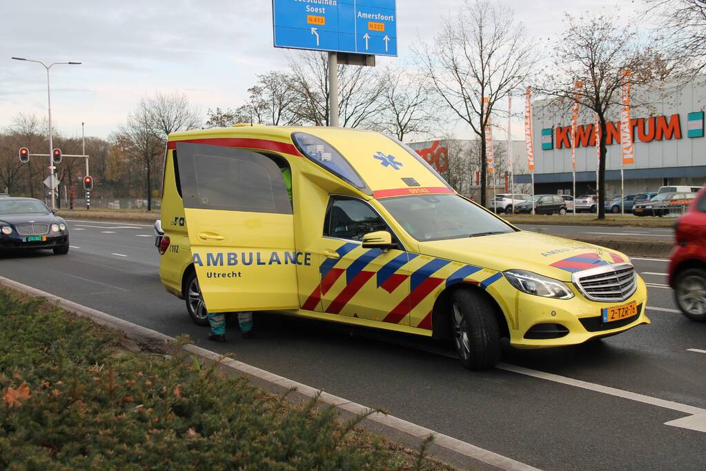 Kop-staart botsing tussen vier voertuigen en vrachtwagen