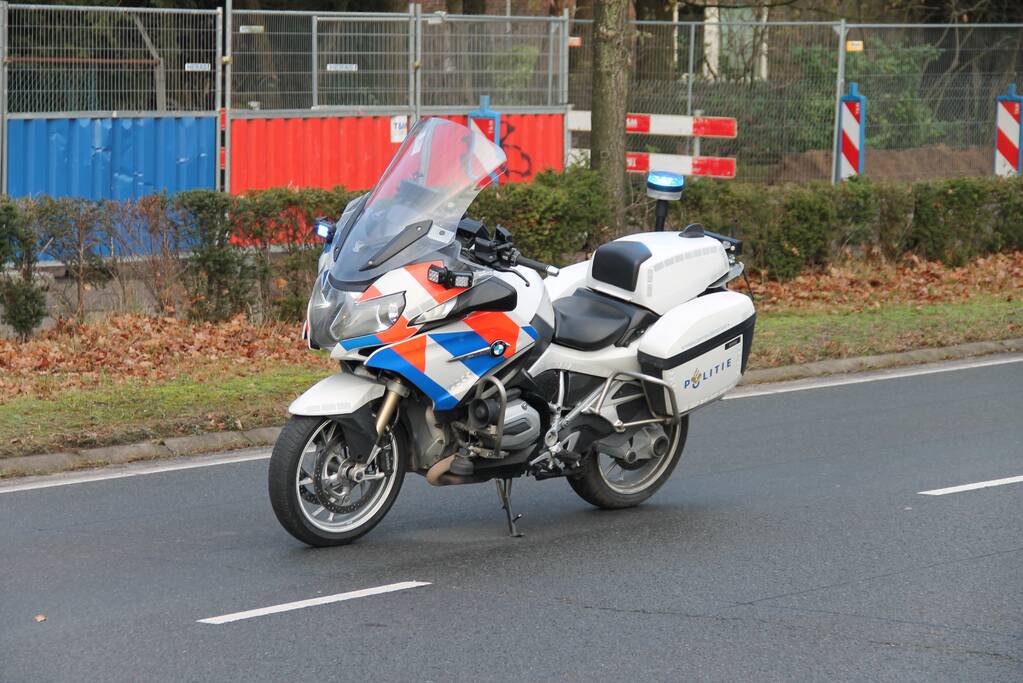 Kop-staart botsing tussen vier voertuigen en vrachtwagen