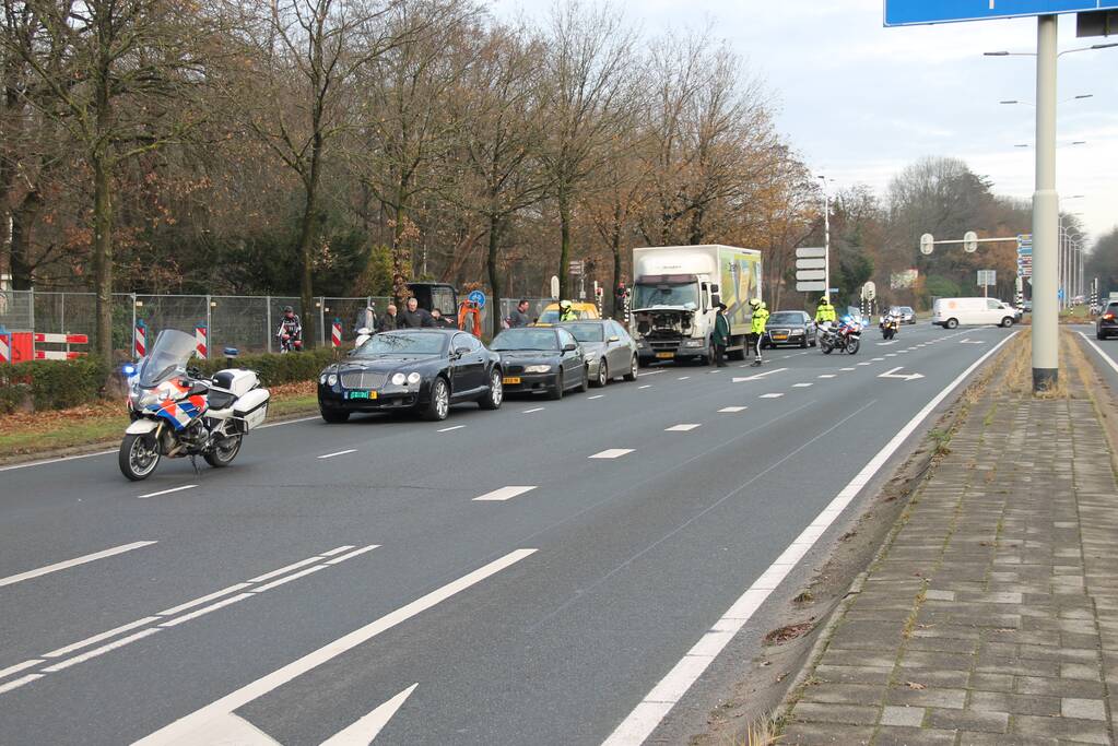 Kop-staart botsing tussen vier voertuigen en vrachtwagen