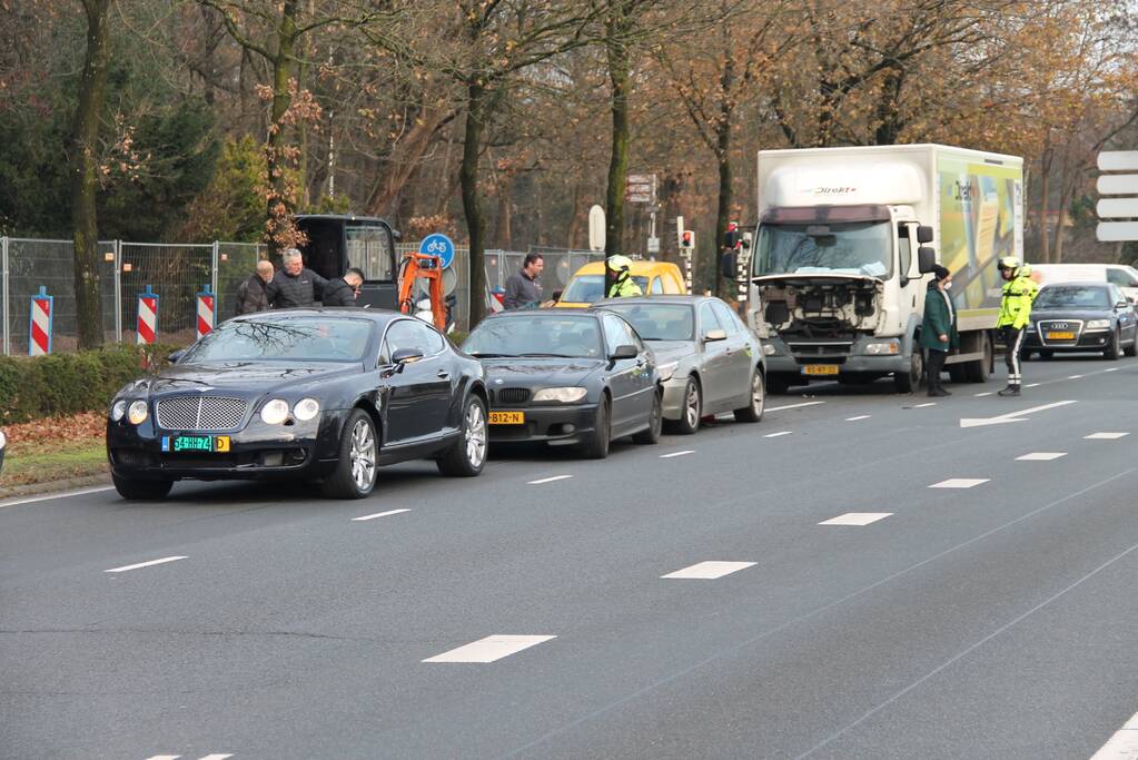 Kop-staart botsing tussen vier voertuigen en vrachtwagen