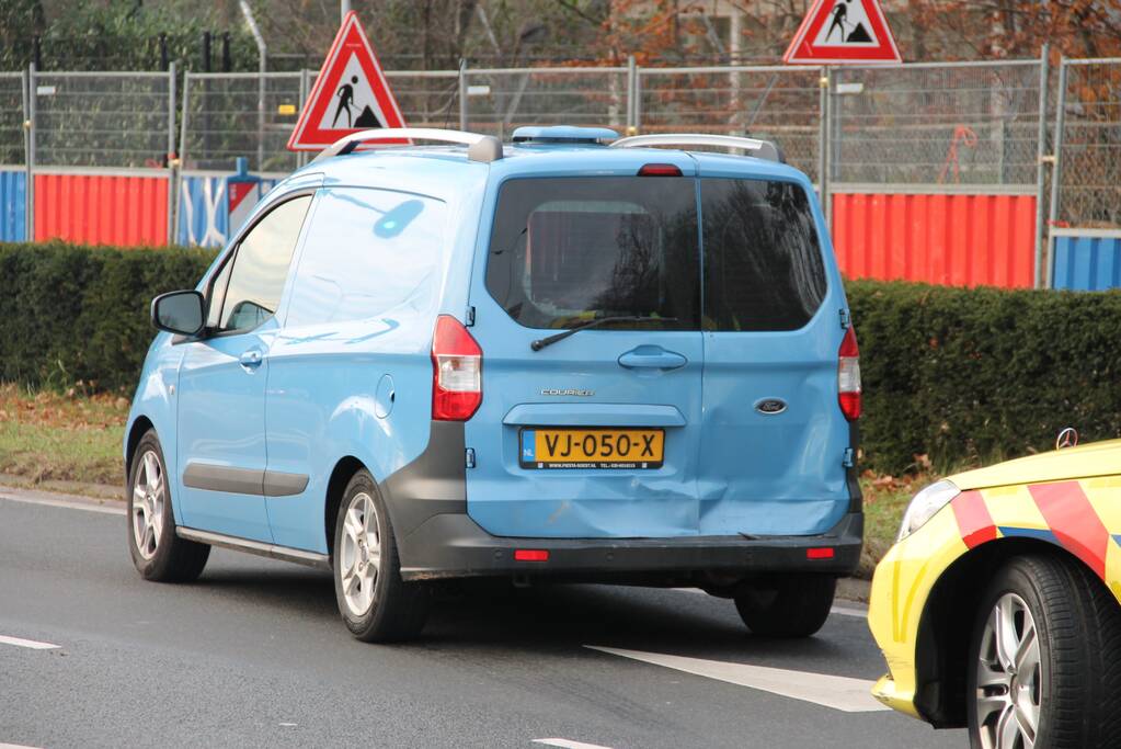 Kop-staart botsing tussen vier voertuigen en vrachtwagen