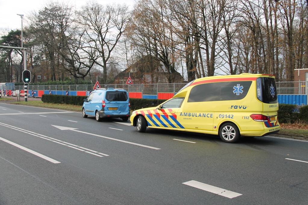 Kop-staart botsing tussen vier voertuigen en vrachtwagen