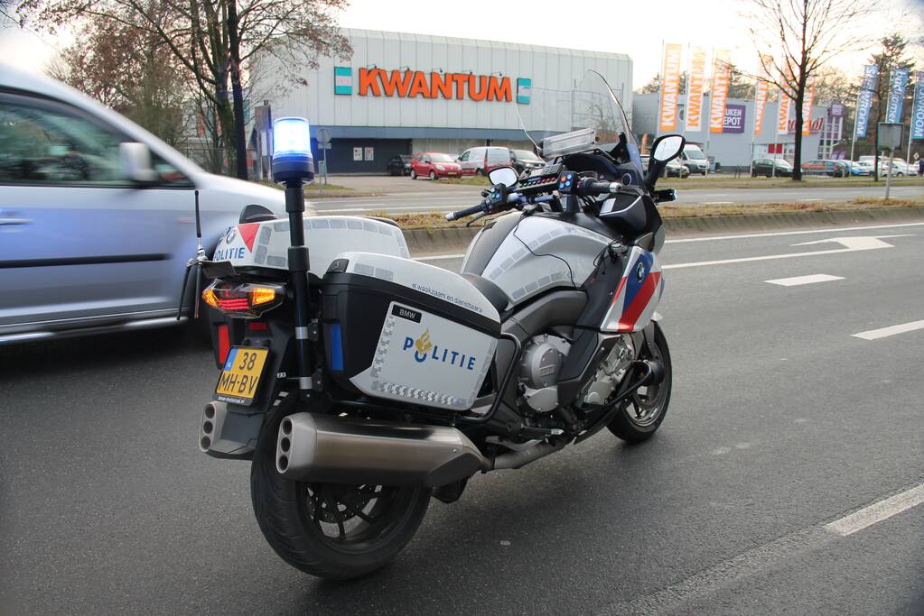 Kop-staart botsing tussen vier voertuigen en vrachtwagen