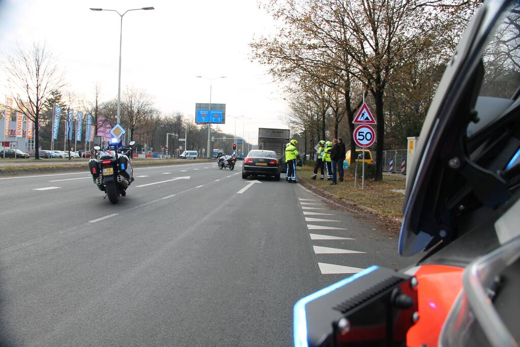 Kop-staart botsing tussen vier voertuigen en vrachtwagen