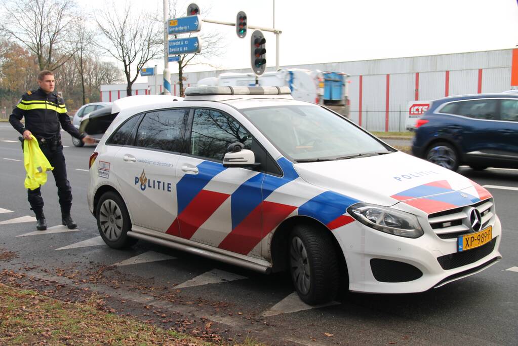 Kop-staart botsing tussen vier voertuigen en vrachtwagen