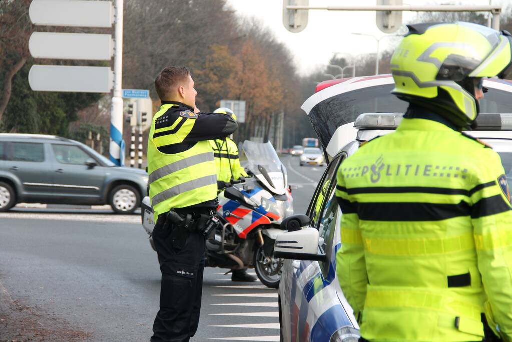 Kop-staart botsing tussen vier voertuigen en vrachtwagen