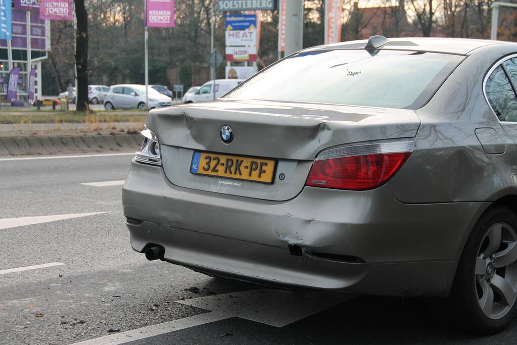 Kop-staart botsing tussen vier voertuigen en vrachtwagen