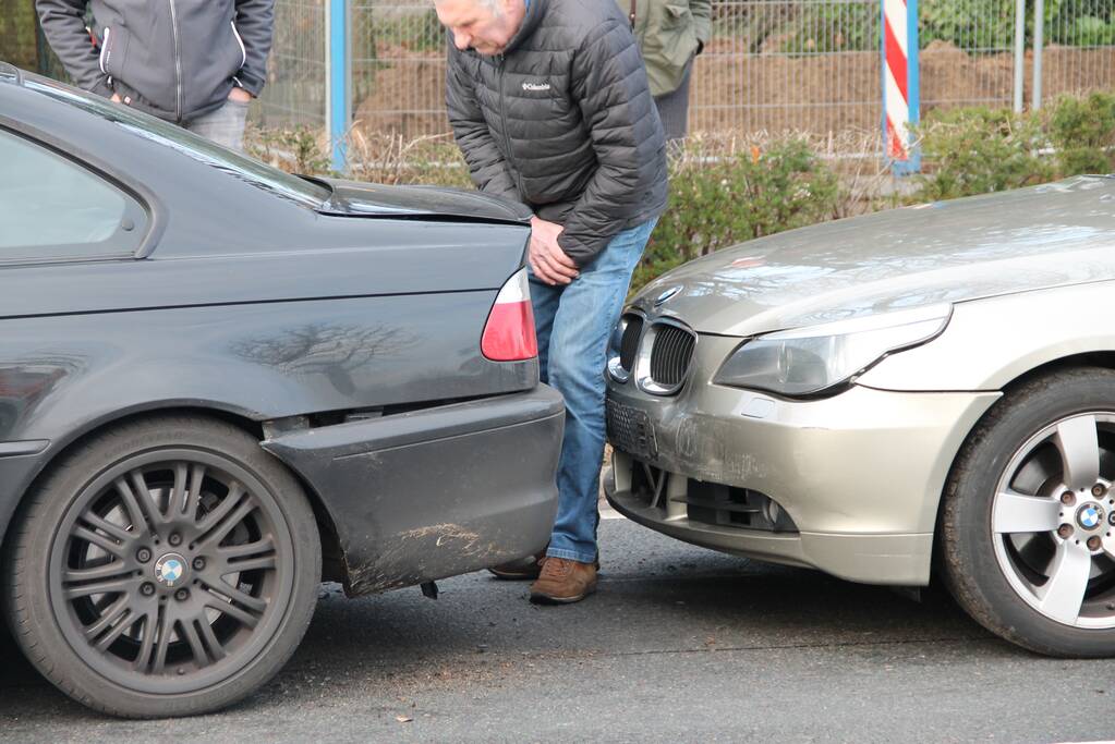 Kop-staart botsing tussen vier voertuigen en vrachtwagen