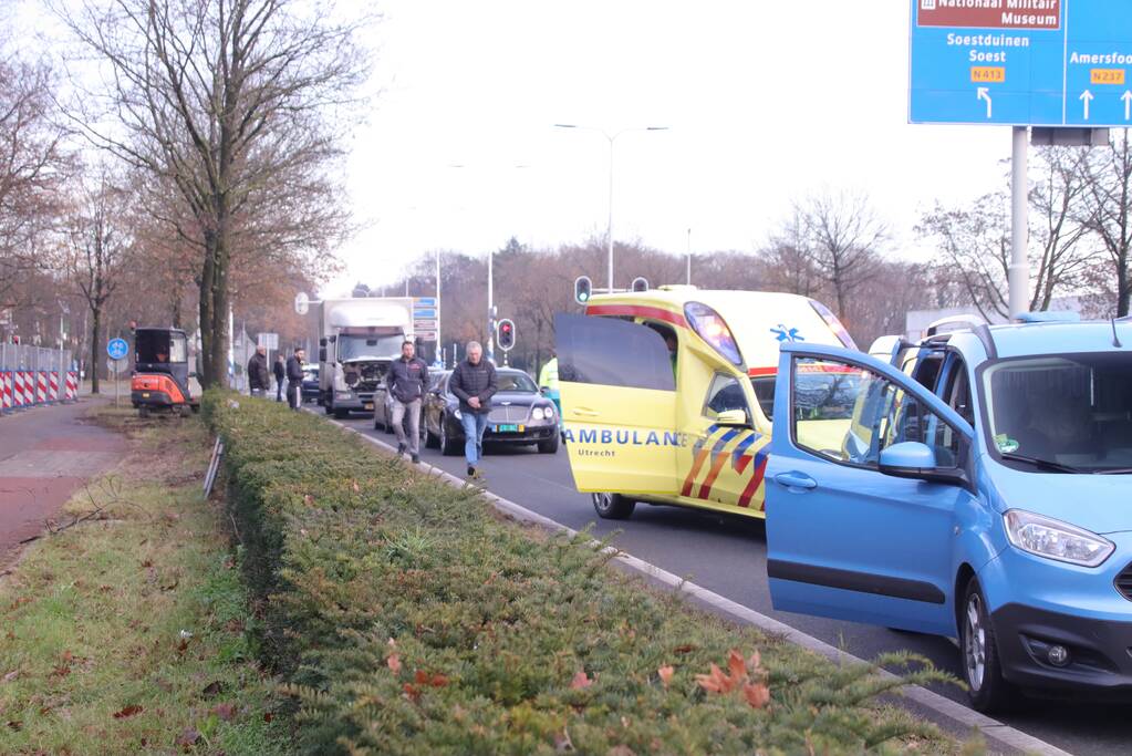 Kop-staart botsing tussen vier voertuigen en vrachtwagen