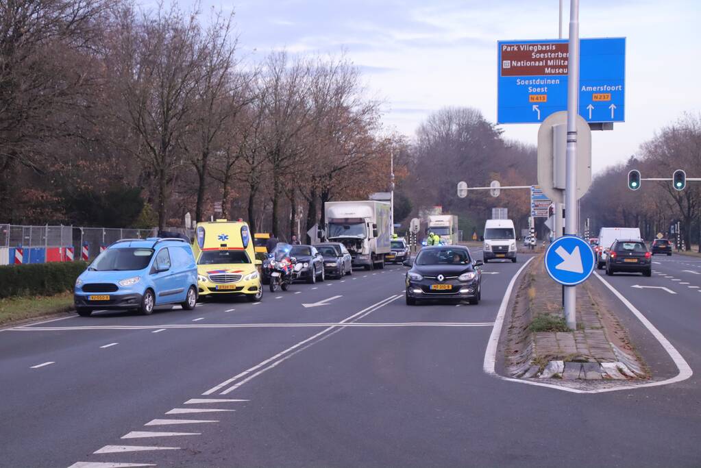 Kop-staart botsing tussen vier voertuigen en vrachtwagen