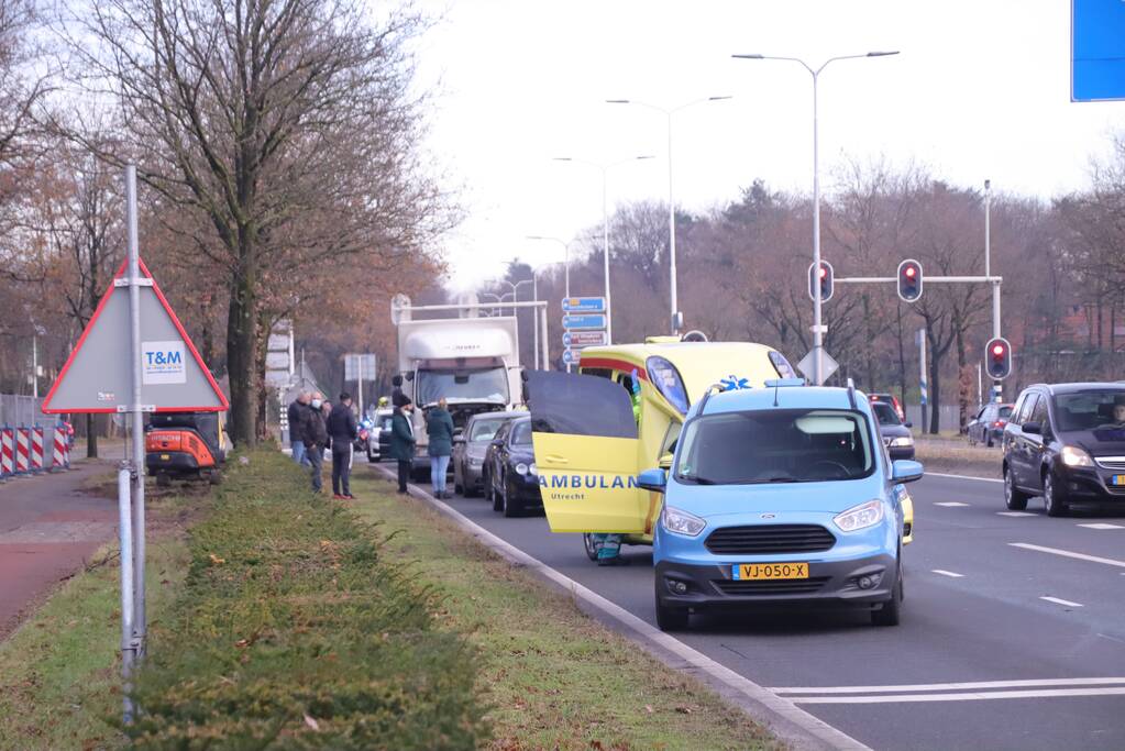 Kop-staart botsing tussen vier voertuigen en vrachtwagen