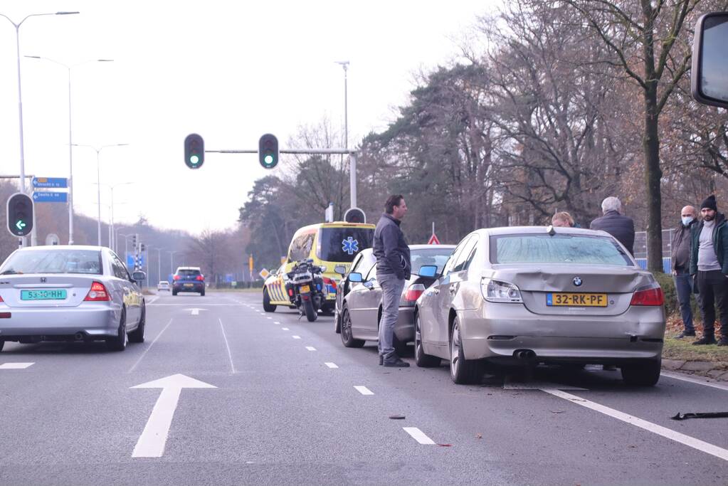 Kop-staart botsing tussen vier voertuigen en vrachtwagen