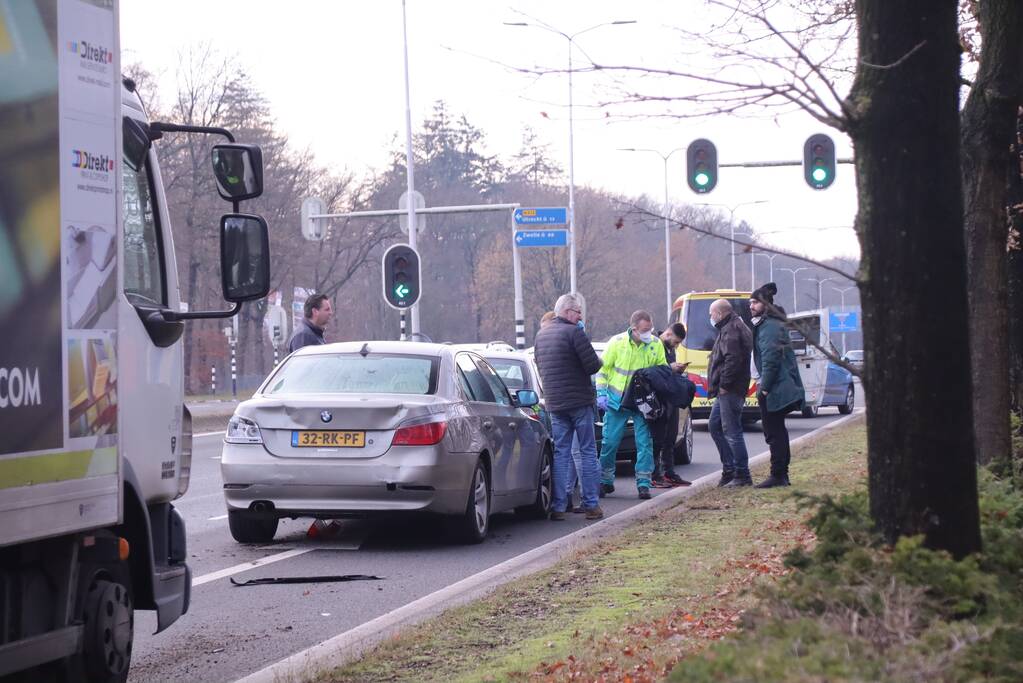 Kop-staart botsing tussen vier voertuigen en vrachtwagen
