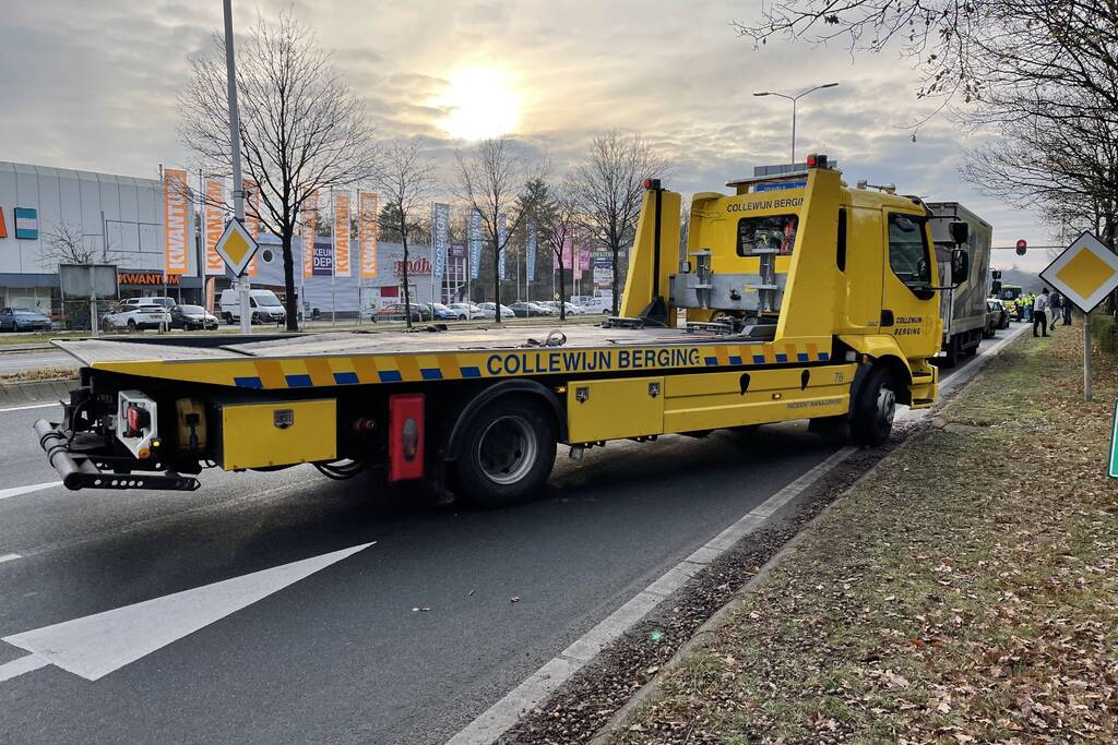 Kop-staart botsing tussen vier voertuigen en vrachtwagen