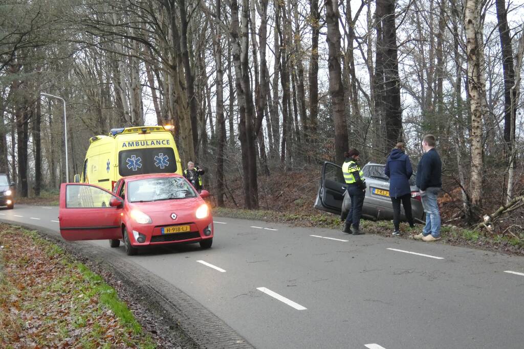 Personenauto vliegt uit de bocht