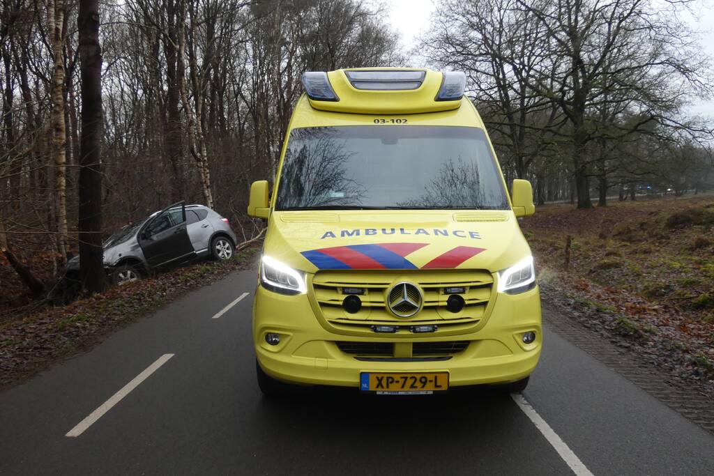 Personenauto vliegt uit de bocht