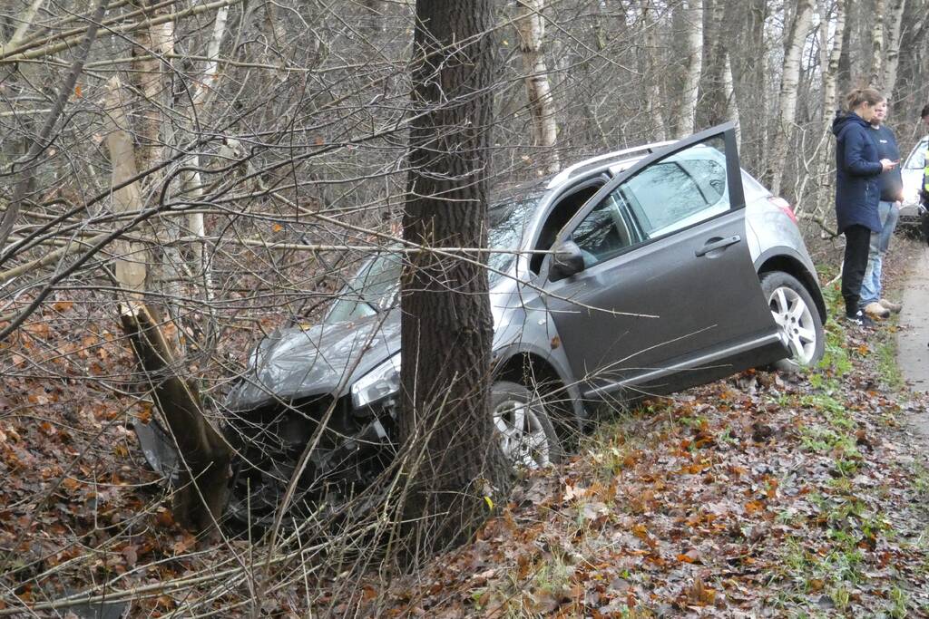 Personenauto vliegt uit de bocht
