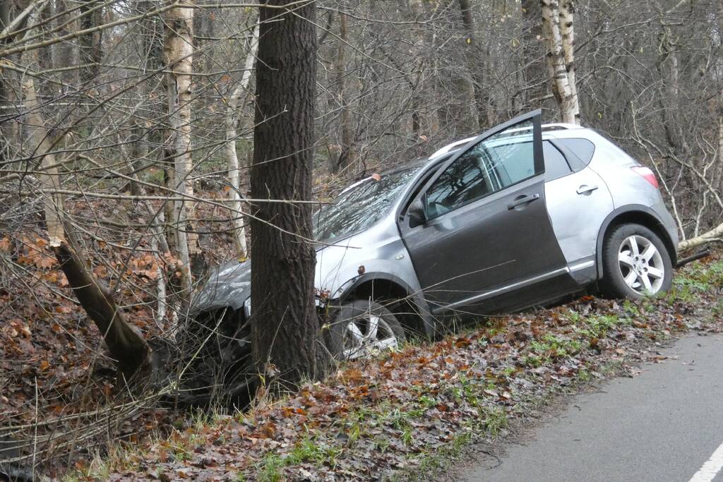 Personenauto vliegt uit de bocht