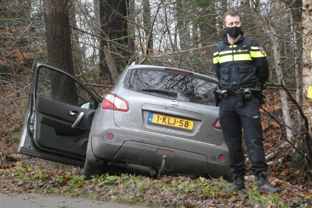 Personenauto vliegt uit de bocht