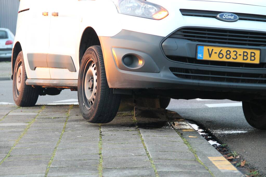 Bestelbus rijdt zich vast op betonblok