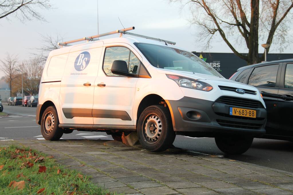 Bestelbus rijdt zich vast op betonblok