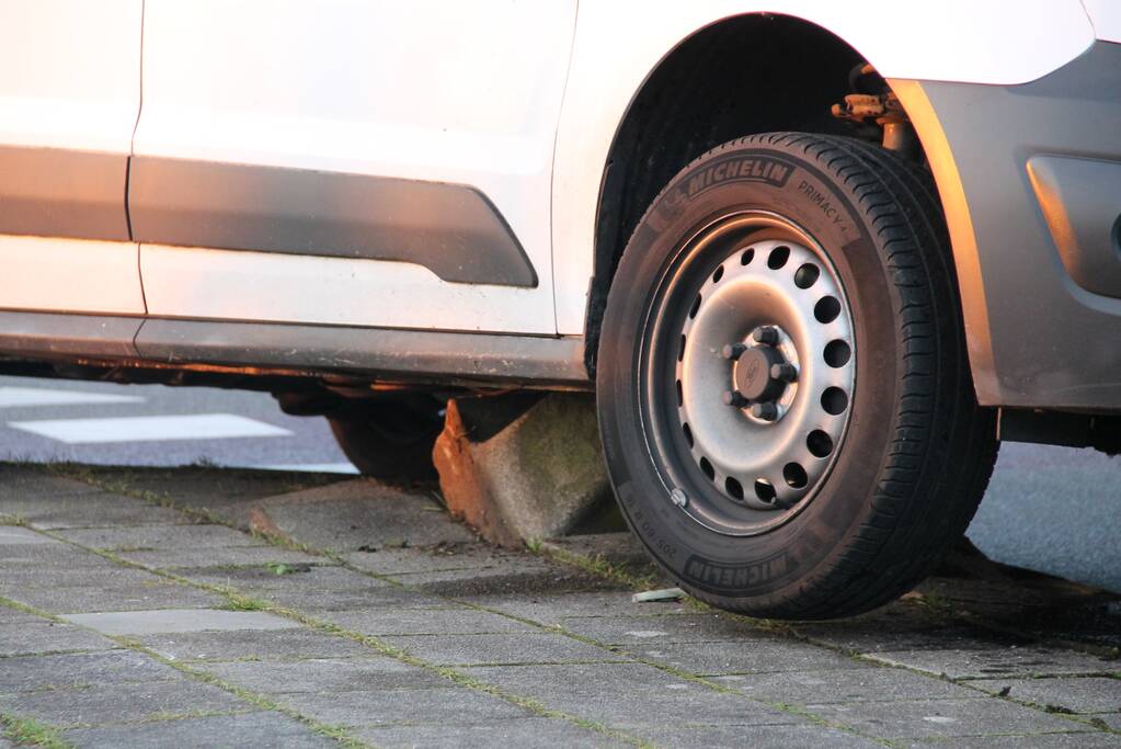 Bestelbus rijdt zich vast op betonblok
