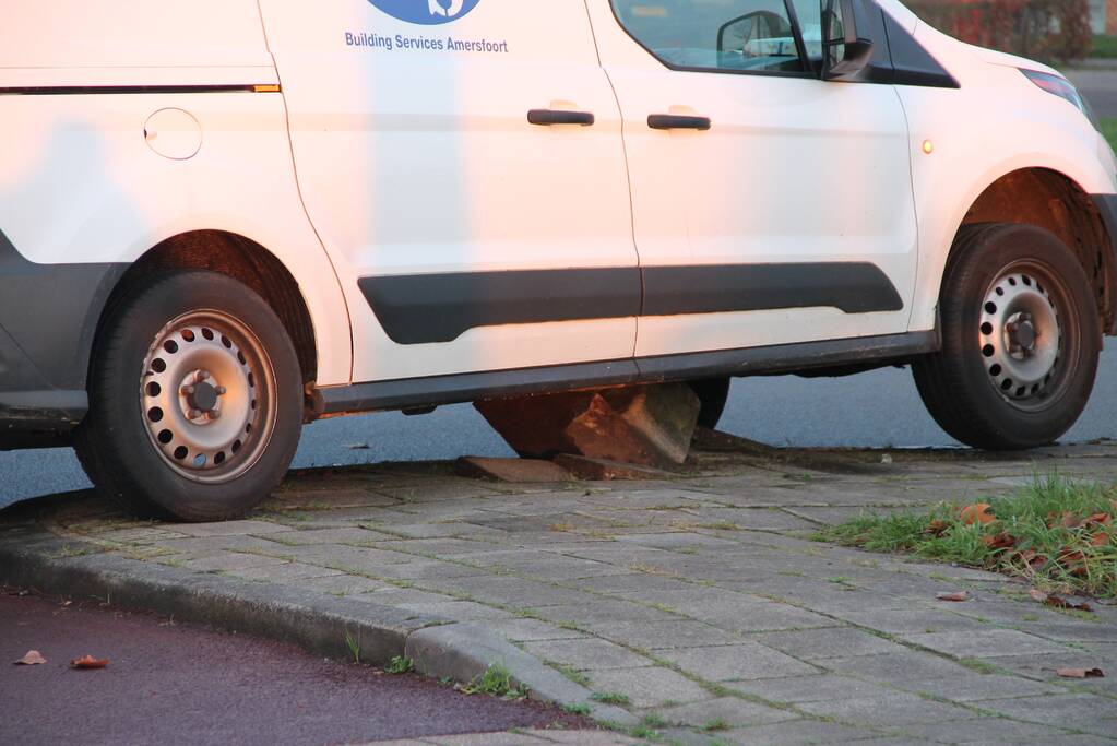 Bestelbus rijdt zich vast op betonblok