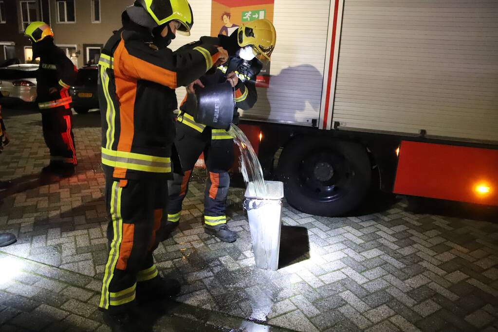 Prullenbak geblust met twee emmers water