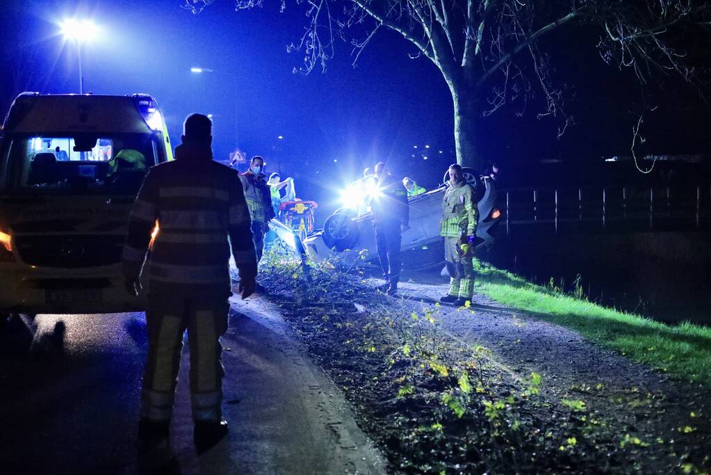 Auto belandt op zijn kop in berm