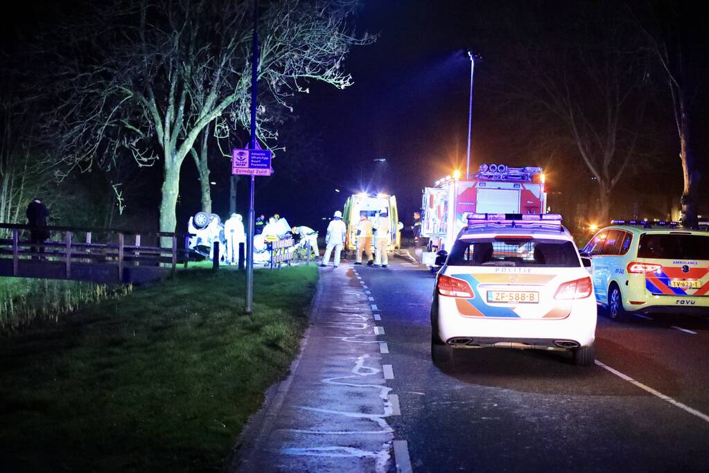 Auto belandt op zijn kop in berm