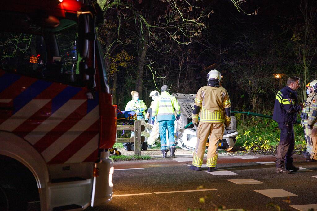 Auto belandt op zijn kop in berm