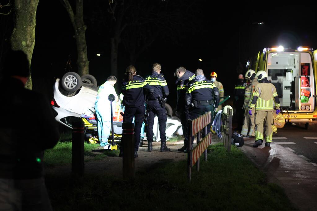 Auto belandt op zijn kop in berm