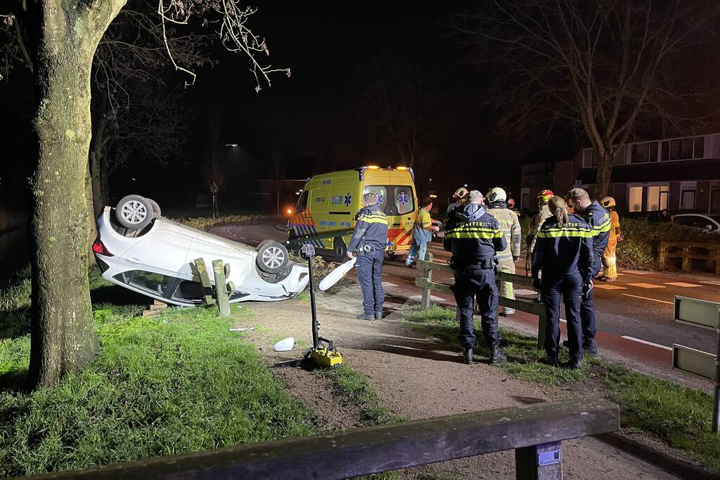 Auto belandt op zijn kop in berm