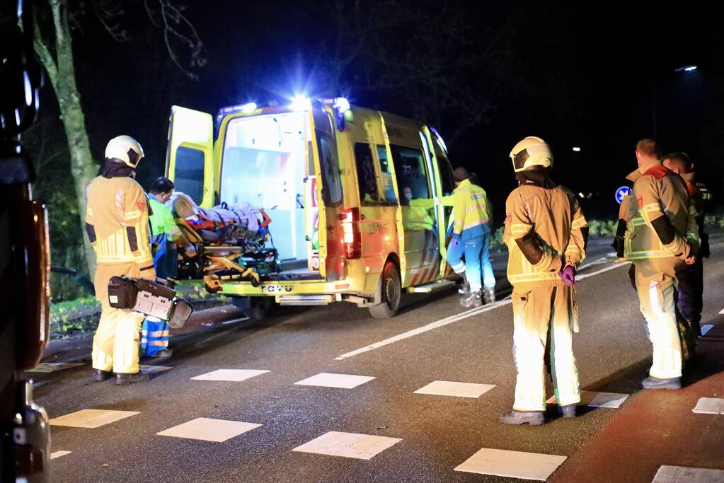 Auto belandt op zijn kop in berm