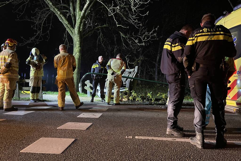 Auto belandt op zijn kop in berm