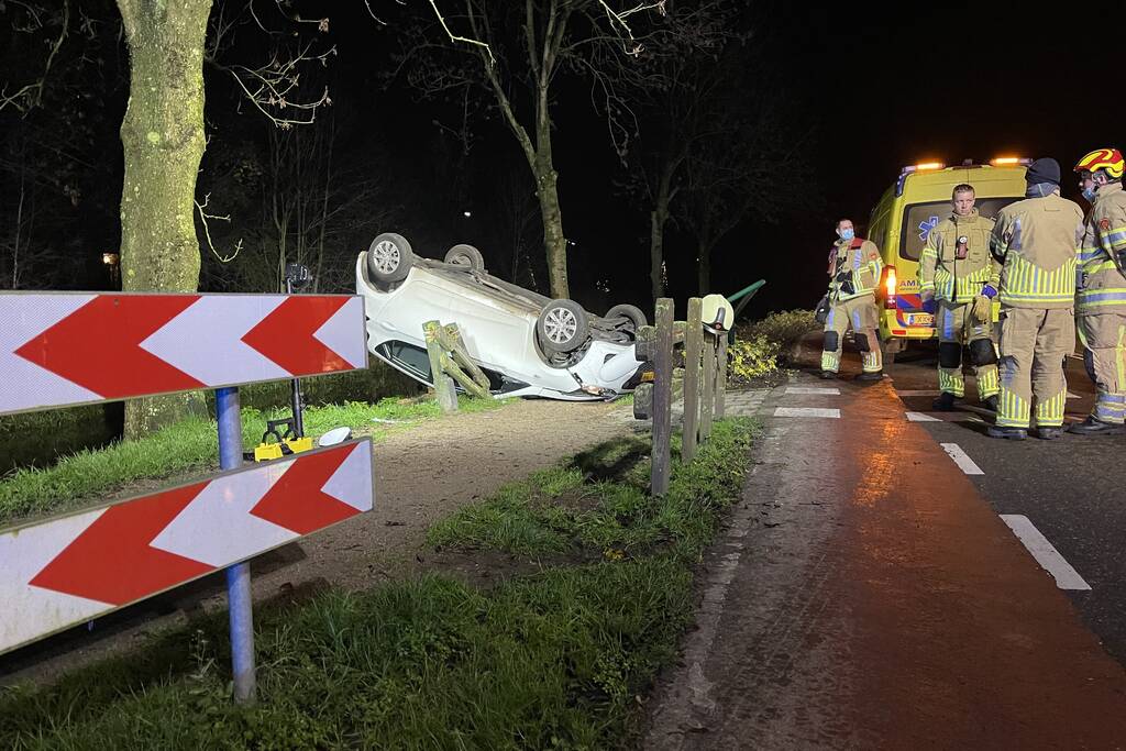 Auto belandt op zijn kop in berm